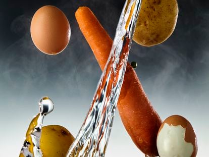 Huevo cocido, patata, zanahoria, agua. Elementos fundamentales de la ensaladilla rusa, en suspensión.