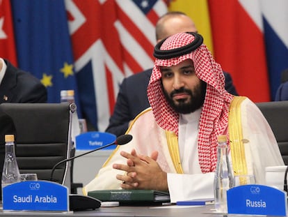 Fotografía de archivo de noviembre de 2018 que muestra al príncipe heredero de Arabia Saudí, Mohamed bin Salmán, mientras participa en la plenaria de la Cumbre del G20, en el centro de convenciones Costa Salguero de Buenos Aires (Argentina).