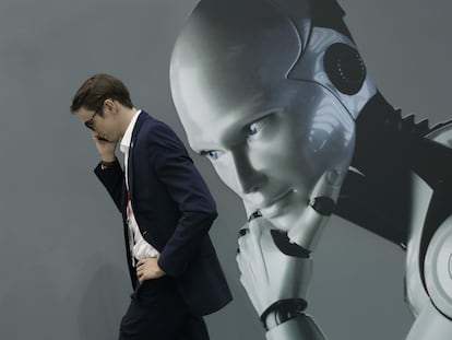 Un visitante del Mobile World Congress de Barcelona pasa por delante de un 'stand' de inteligencia artificial.