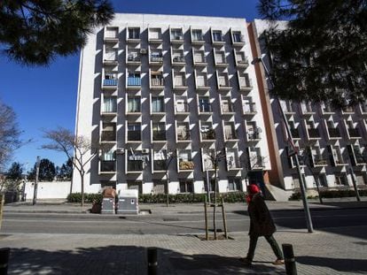 L'edifici del carrer de Tiana, a Baró de Viver, que el barri anomena “el bloc blanc”.