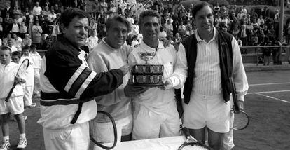 De izquierda a derecha: José Luis Arilla, Manuel Santana, Manuel Orantes y Joan Gisbert, finalistas de la copa Davis con el equipo de España en los años 1965 y 1967, posan con una reproducción del citado trofeo, en 1998.