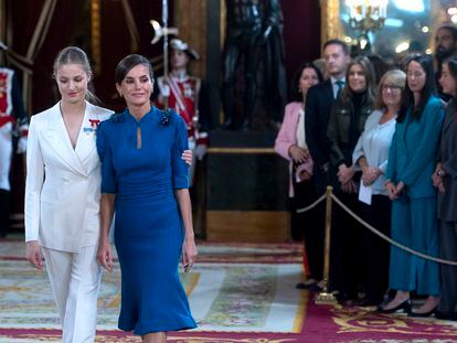 La princesa Leonor y la Reina Letizia a su llegada al besamanos previo al almuerzo con ocasión del Juramento de la Constitución, este martes en Madrid.