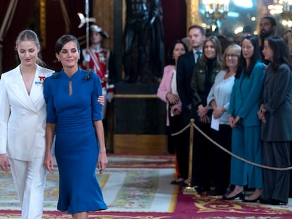 La princesa Leonor y la Reina Letizia a su llegada al besamanos previo al almuerzo con ocasión del Juramento de la Constitución, este martes en Madrid.