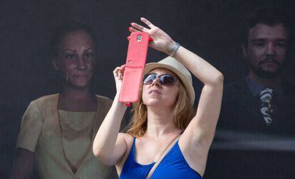 Una dona fa una foto amb el seu mòbil a Bratislava (Eslovàquia).
