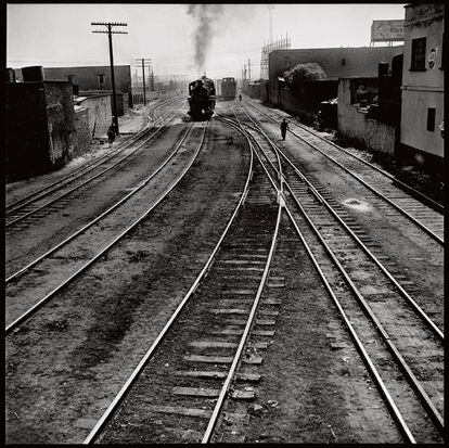 Una locomotora de vapor saliendo del patio de Nonoalco.