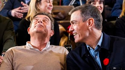 El secretario general del PSOE y presidente del Gobierno, Pedro Sánchez, a la derecha, junto al candidato a la presidencia de la Xunta de Galicia, José Ramón Gómez Besteiro, este sábado.