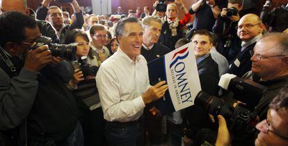 Romney, exgobernador de Massachusetts, saluda al público congregado durante un acto de campaña en Council Bluffs.