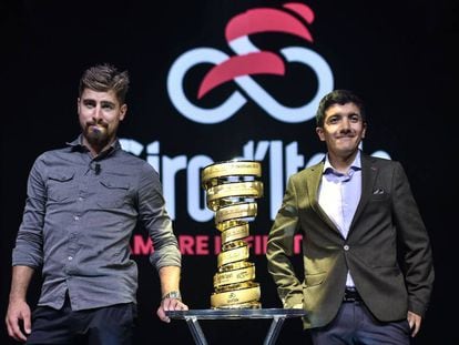 Sagan, a la izquierda, y Carapaz flanquean el trofeo del Giro.