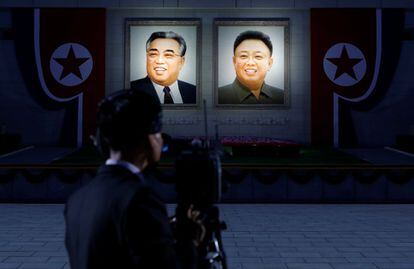 Un camarógrafo de los medios estatales filma los retratos de los últimos líderes norcoreanos Kim Il Sung y Kim Jong Il en la plaza principal Kim Il Sung, en Pyongyang.