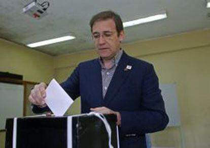 Pedro Passos Coelho vota en Massama, Portugal.