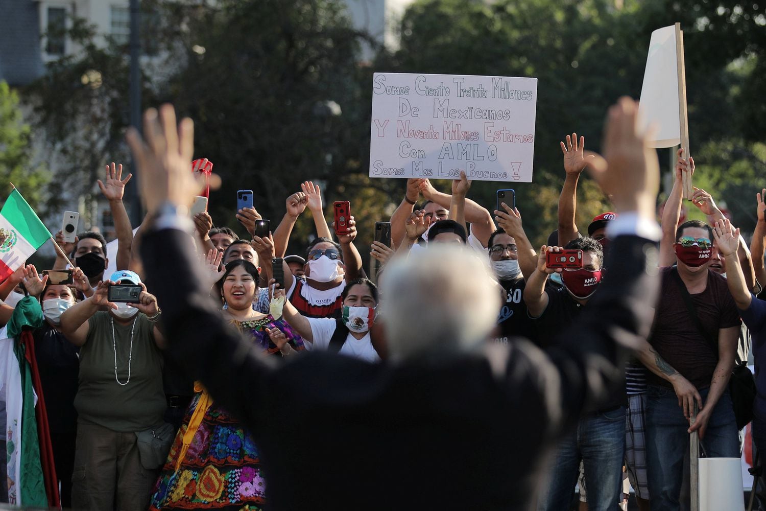 El presidente mexicano saluda a algunos seguidores en Washington.