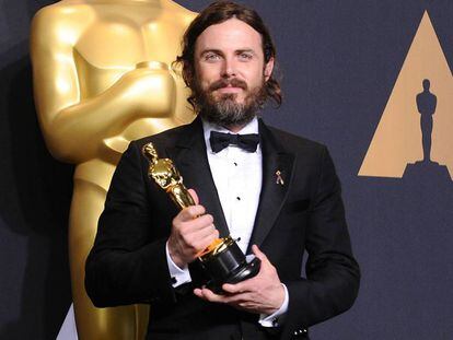 El actor Casey Affleck, tras recibir el Oscar.