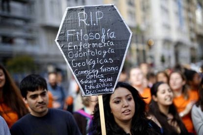 Protestas contra la desaparición de nueve facultades en Madrid.