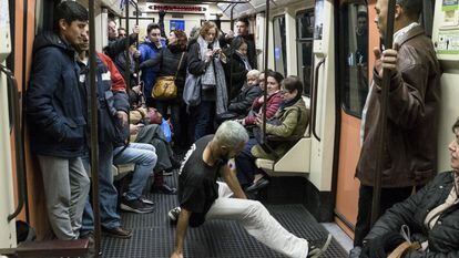 Un bailarín, durante una actuación en un vagón del metro de Madrid.