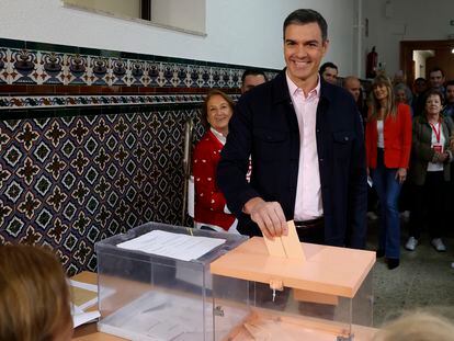 El presidente del Gobierno, Pedro Sánchez, ejerce su derecho al voto en el colegio Nuestra Señora del Buen Consejo, durante las elecciones locales municipales y autonómicas.