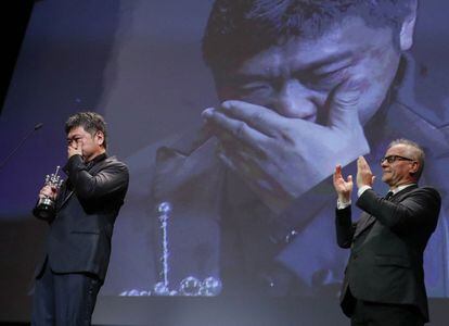 El director de cine japonés, Hirokazu Koreeda (I), tras recibir el Premio Donostia, en reconocimiento a su carrera en el teatro Victoria Eugenia de la capital donostiarra. 