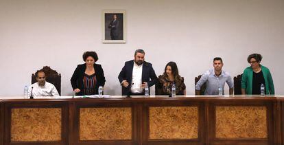 Sesión constitutiva de la corporación municipal en el salón de plenos del Ayuntamiento de Zalamea de la Serena (Badajoz).
