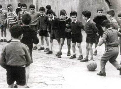 Un grupo de niños juega al fútbol en el patio del colegio Fray Luis de León.