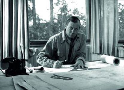 Alvar Aalto en su estudio, en 1945.