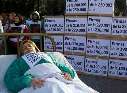 Protesta de Intermón y Médicos Sin Fronteras ante la sede de los laboratorios Novartis en Barcelona.