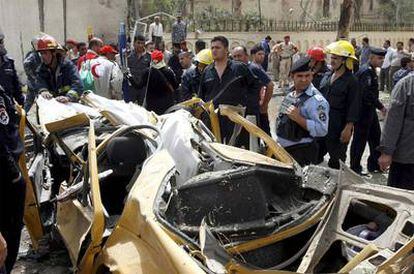 Las fuerzas de seguridad iraquíes inspeccionan los daños ocasionados por el coche bomba que hizo explosión junto a la legación iraní