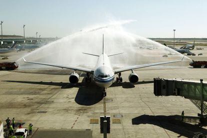 El primer avión que cubre la ruta Pekín-Barcelona, ayer en El Prat.