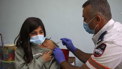 Una estudiante es vacunada por un sanitario israelí el día 12 en Majdal Shams (Altos del Golán, territorio sirio ocupado por Israel).