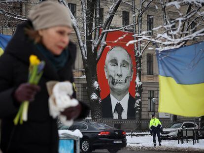 Un mural que representa a Vladímir Putin, presidente de Rusia, en un edificio adyacente a la embajada rusa, en Riga, Letonia, en febrero de 2023.