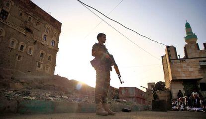 Un uniformado leal a los rebeldes Huthi, en Saná, capital de Yemen, el pasado 5 de junio.