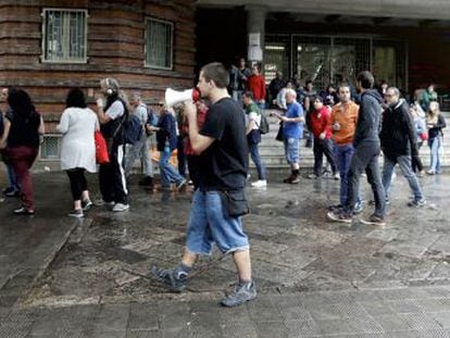 Hijos de guardias civiles se van de un instituto tras recibir reproches de dos profesores por los incidentes del domingo