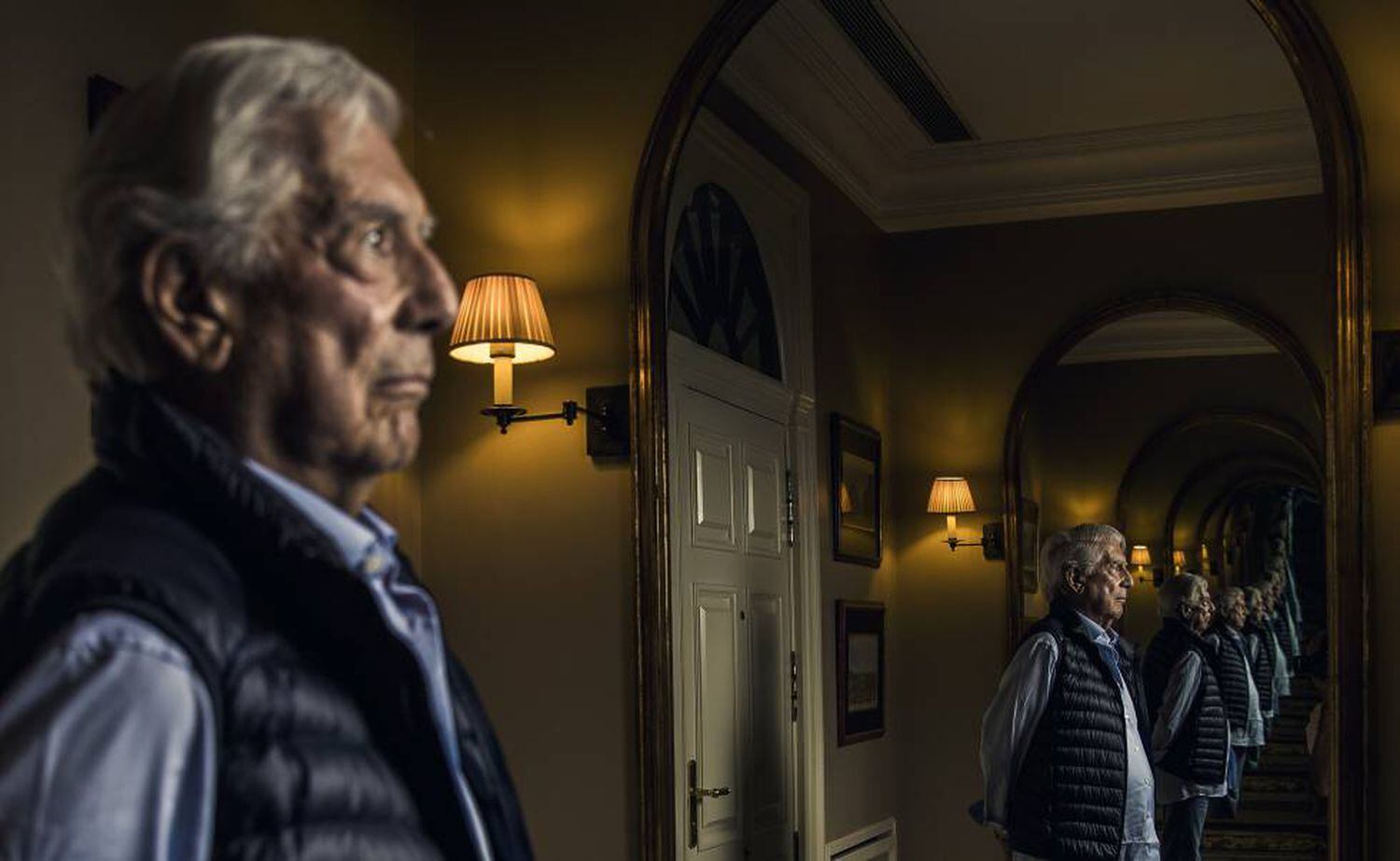 El escritor y premio Nobel Mario Vargas Llosa, en su casa en Madrid.