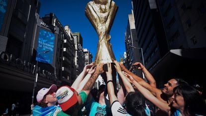 Aficionados celebran en las calles de Buenos Aires.