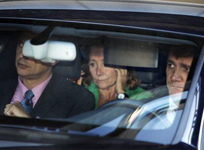 La presidenta de la Comunidad de Madrid, Esperanza Aguirre, abandona el aeropuerto de Madrid-Barajas tras el viaje de vuelta de Bombay.