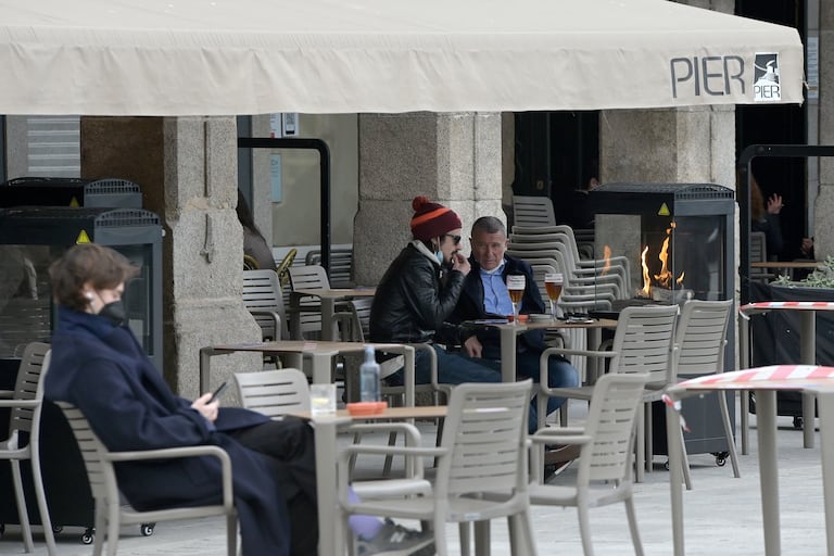 Varias personas, el viernes pasado, en la terraza de un restaurante de A Coruña.