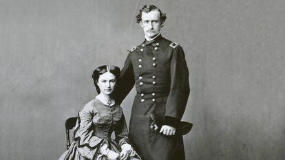 Libbie Custer y su esposo el general George Armstrong Custer, en una imagen sin datar. 