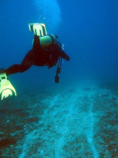 Un submarinista inspecciona los daños causados por el buque chino Sheng Neng al encallar en la Gran Barrera de Coral autraliana, en una imagen facilitada por la Autoridad de la Reserva Marina.