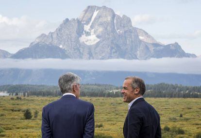 A la izquierda, el presidente de la Reserva federal (Fed), Jerome Powell, junto a gobernador del Banco de Inglateraa Mark Carney, este viernes en Jackson Hole (EE UU.).