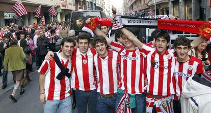 Aficionados del Athletic animan a su equipo en Pozas.