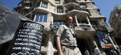 Turista frente a la Casa Pedrera de Gaudí en Barcelona