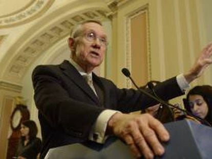 El líder de la mayoría demócrata en el Senado, Harry Reid, da una rueda de prensa tras el almuerzo político del grupo de los republicanos en el Capitolio en Washington DC, Estados Unidos.