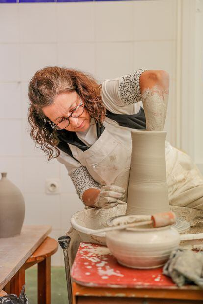 Isabel García era diplomada en Turismo y se apuntó a los cursos de la escuela de Gelves porque su pasión era la cerámica. Tiene su propio taller en Gines y es una de las alfareras que colabora con el centro en la elaboración de los jarrones para los Grammy porque conoce las técnicas que emplean.