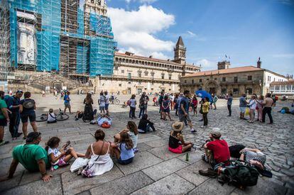 Turistas en la plaza del Obradoiro de Santiago este lunes.