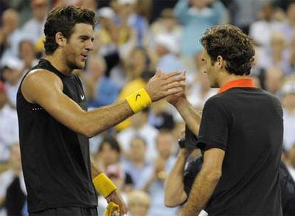 Del Potro y Federer se dan la mano al finalizar el partido.