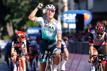Sagan levanta el puño tras ganar en Foligno.