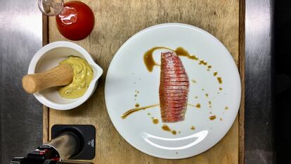 Preparación del salmonete en sala del restaurante Hisop, en Barcelona.