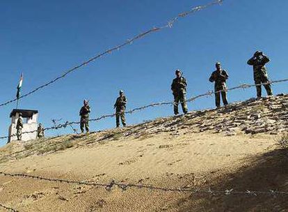 Soldados indios vigilan la frontera con Pakistán cerca de Ranjitpura, en el Estado de Rajastán.