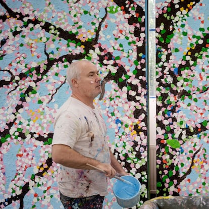 La exposición 'Cherry Blossoms' muestra distintas variaciones sobre la idea del cerezo florecido pintadas mediante manchas circulares de color que remiten a lo que hace siglo y medio hicieron Van Gogh, Bonnard o los puntillistas.