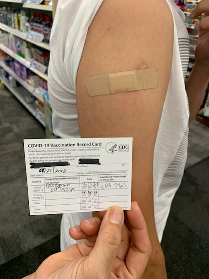 El brazo del hijo de Ana, psicólogo mexicano vacunado en San Antonio (Texas).