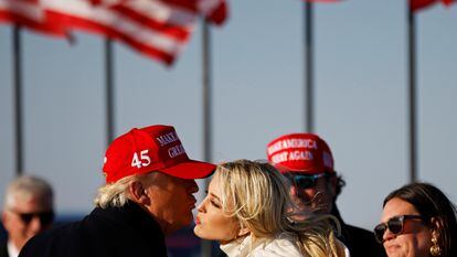 Donald Trump besa a su hija Ivanka al término de un mitin en Dubuque (Iowa), el 1 de noviembre de 2020.