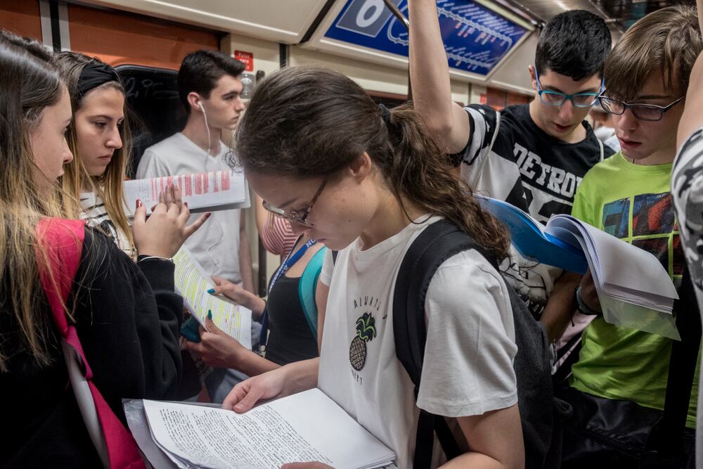 Algunos estudiantes repasan en el trayecto en metro hasta Ciudad Universitaria de Madrid durante la EBAU 2019.